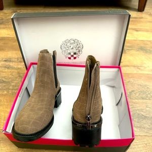 Vince Camuto crock embossed suede ankle boots  zip stretch insert size 8.5 wide